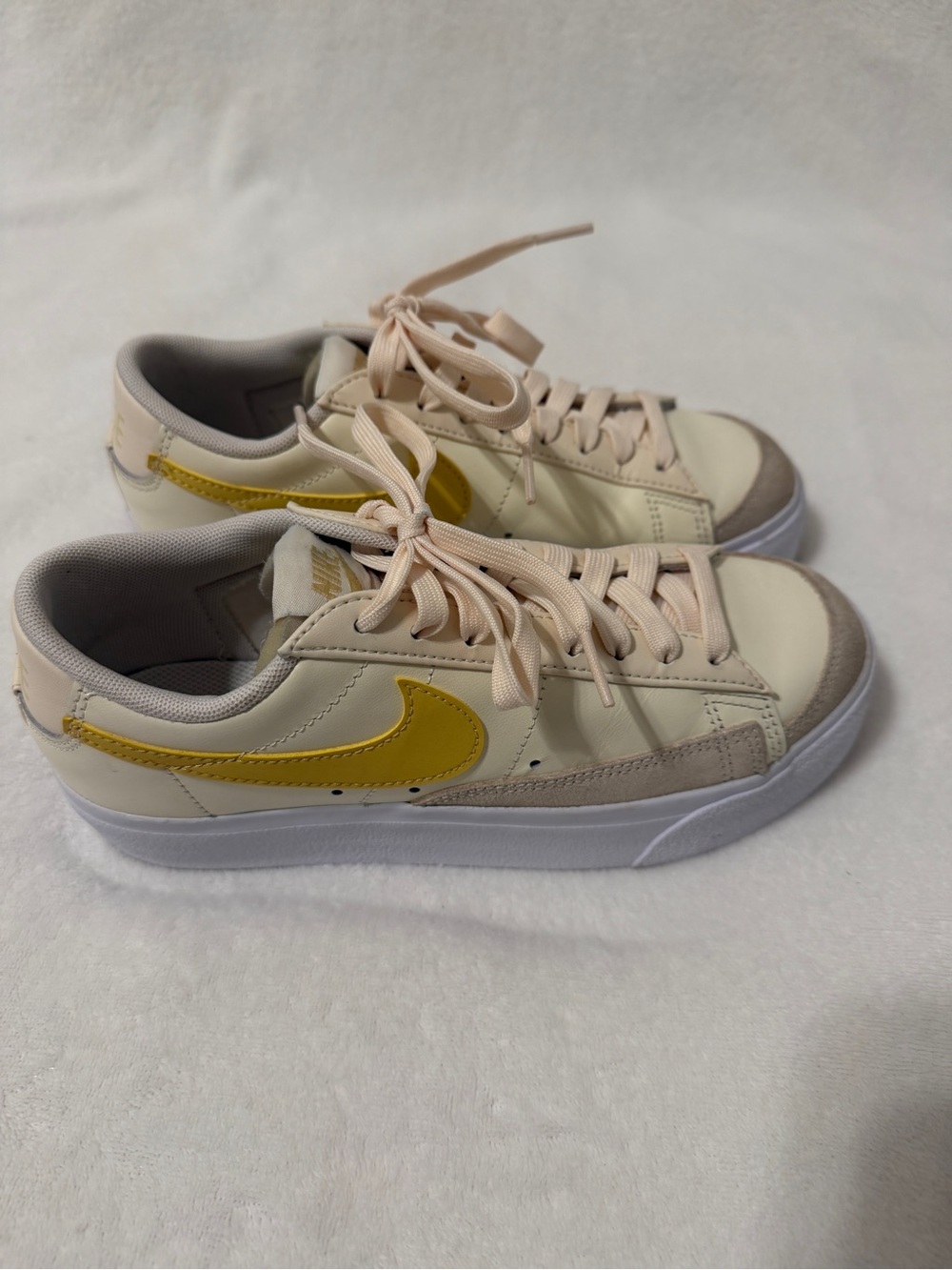 Nike Blazer Low Sneakers Cream Yellow
